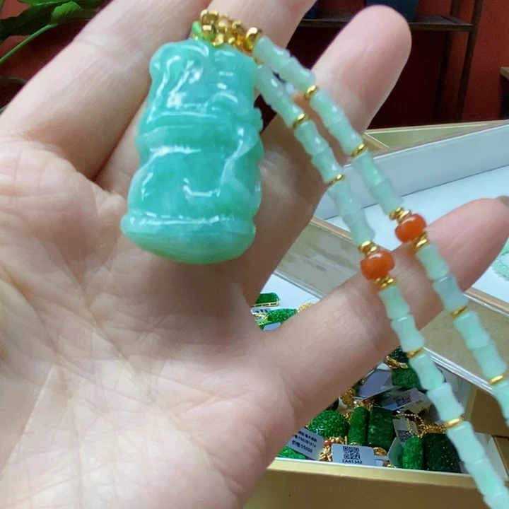 翡翠未镶嵌颈饰吊坠