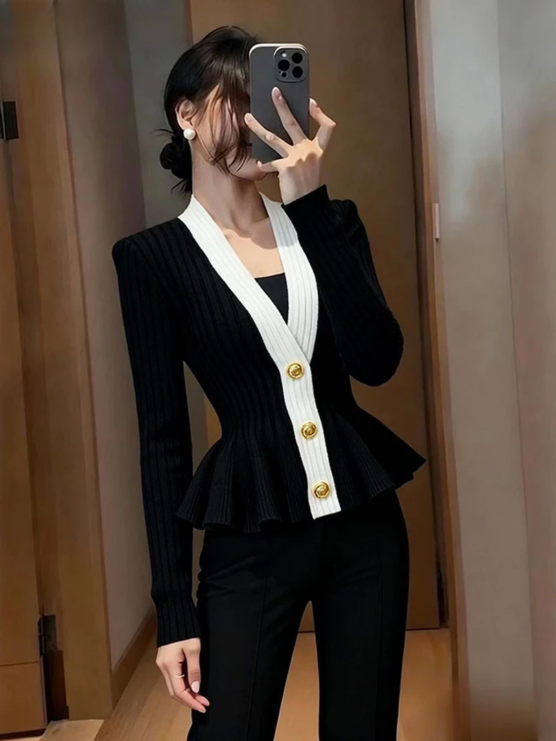 SS5027秋冬新款韩风黑白拼接V领收腰荷叶边长袖针织衫毛衣女