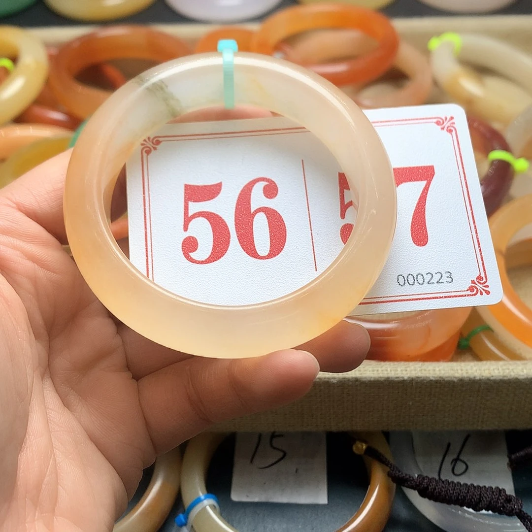 未镶嵌石英质玉（黄龙玉）手镯哥****?