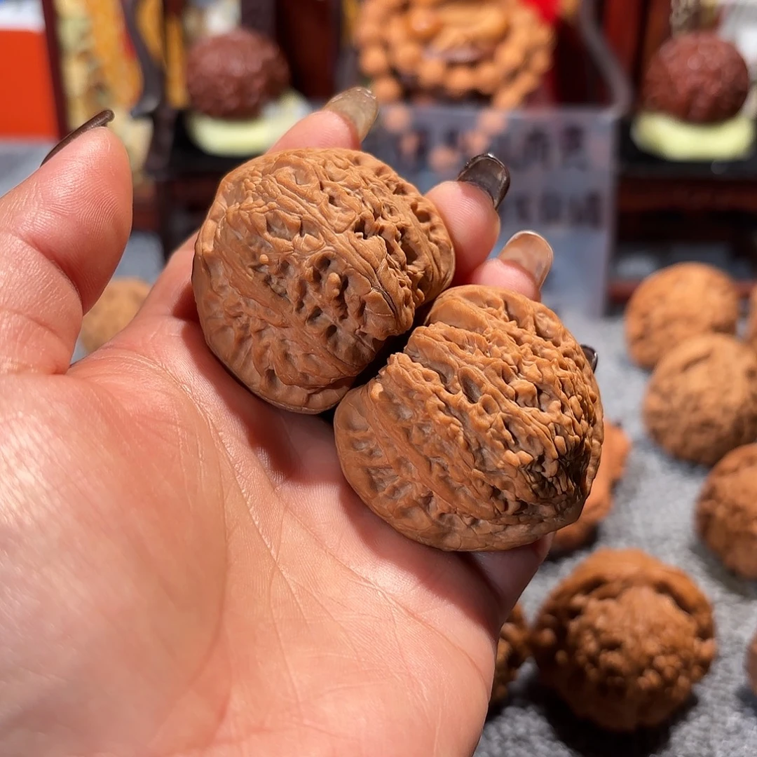 赵***-核桃文玩核桃绣球43微动水尖