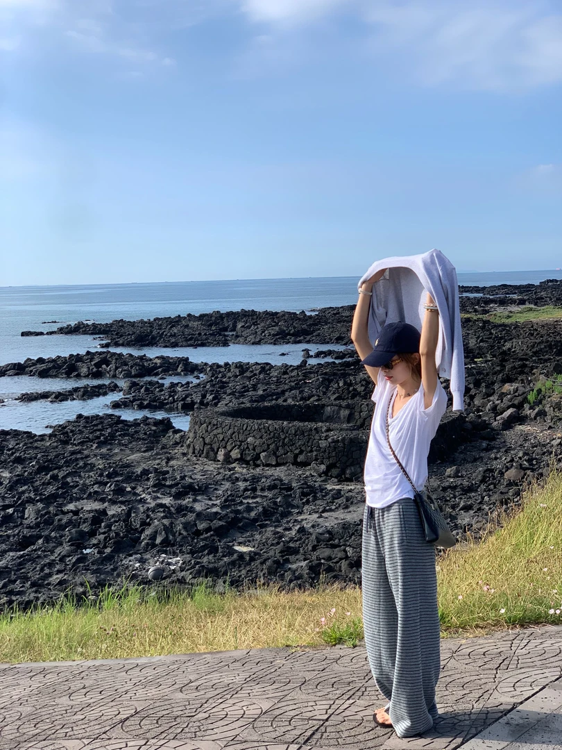 Lettuce sun「T恤魔法」设计v领极简短袖T恤女