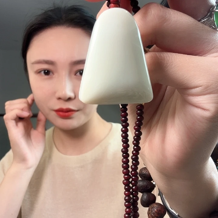 H***Q和田玉(糖玉)未镶嵌颈饰