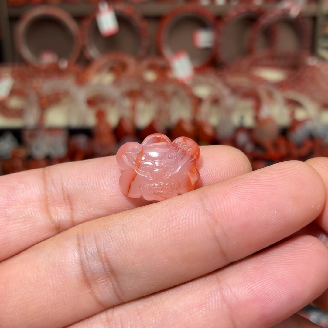 南红玛瑙未镶嵌颈饰兽面如意锁