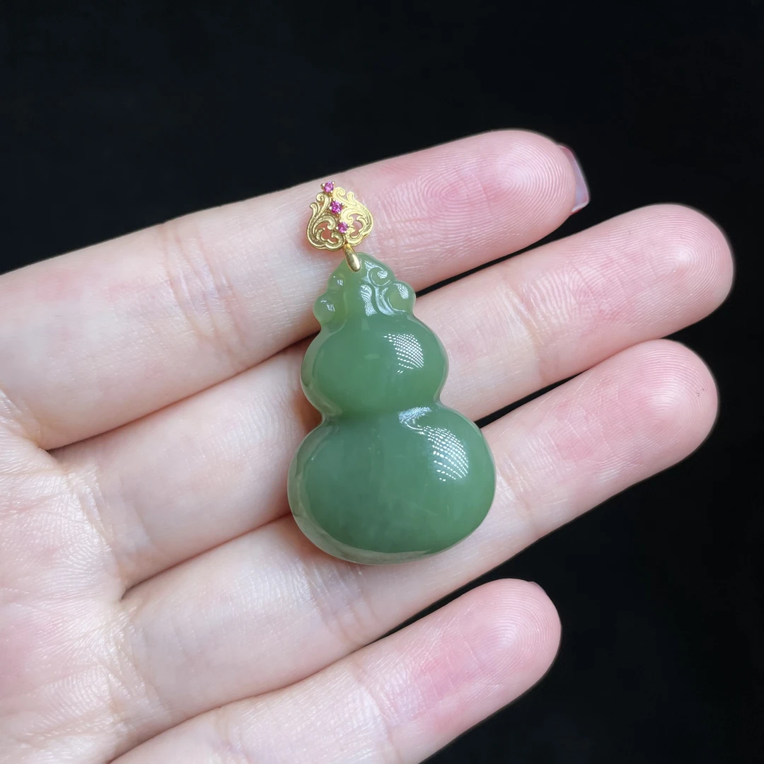 【玉总珠宝】18k和田碧玉葫芦吊坠多样性发一CAN23102