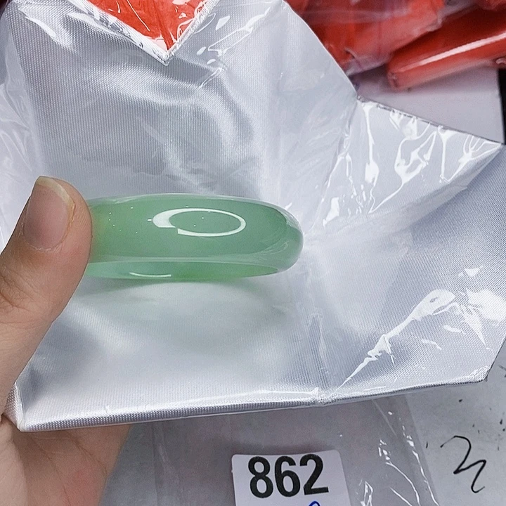 翡翠未镶嵌手镯一图一物实物为准（微瑕处理）