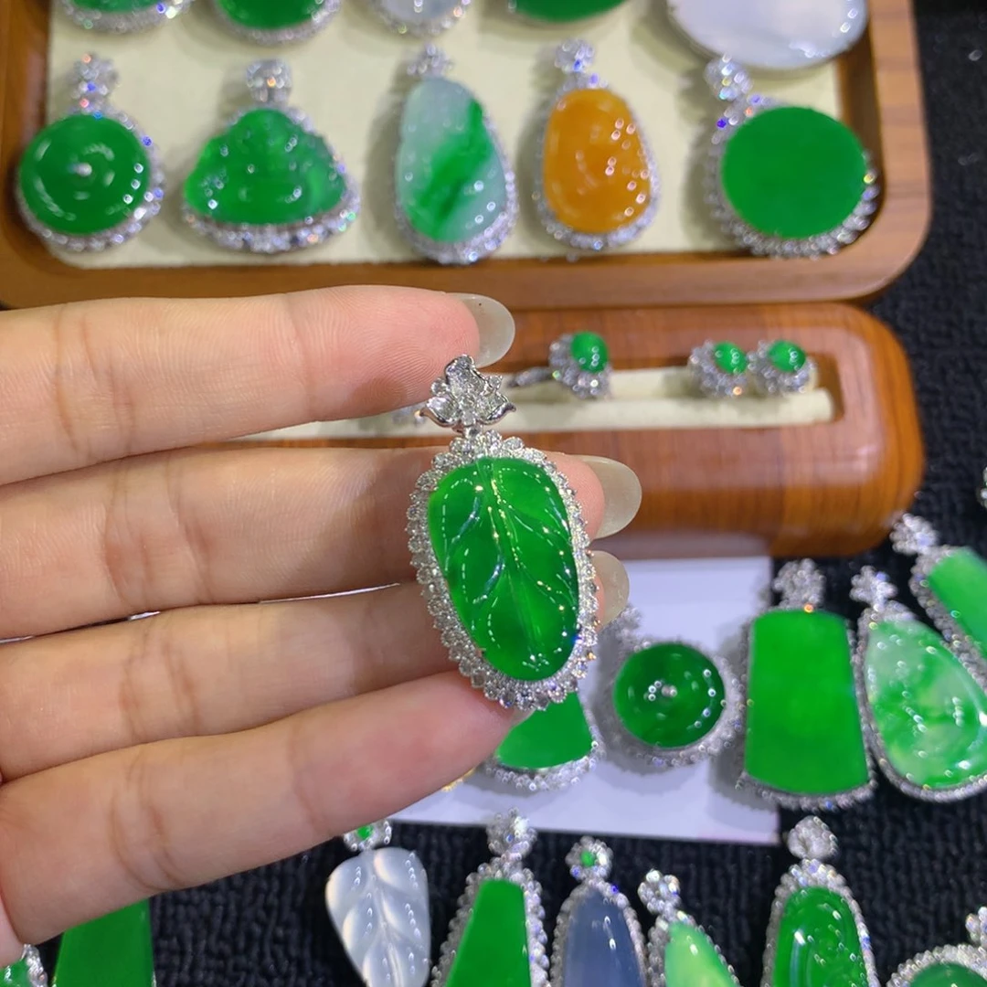 翡翠18K金镶嵌颈饰888888