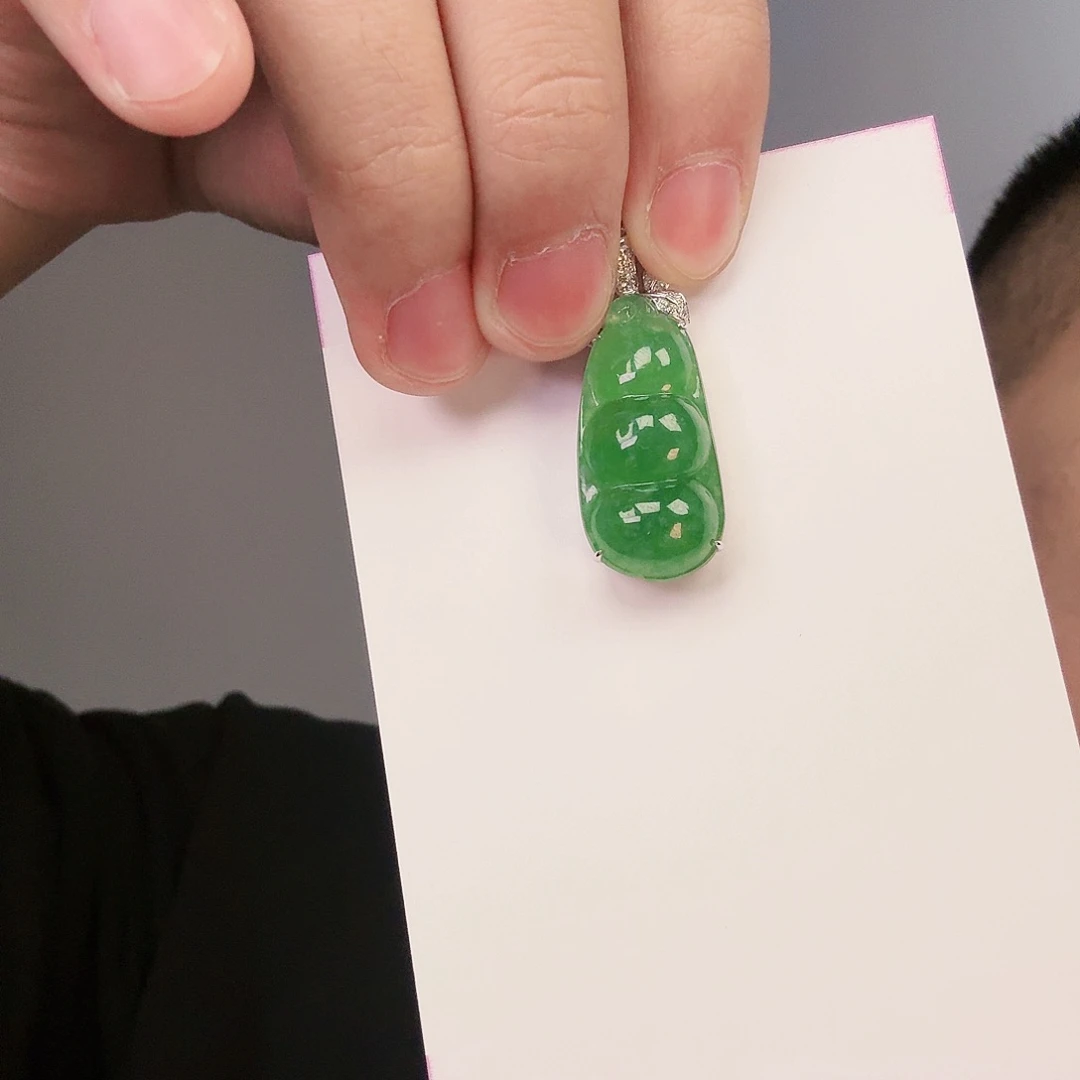 翡翠颈饰18K金镶嵌源****贝一件