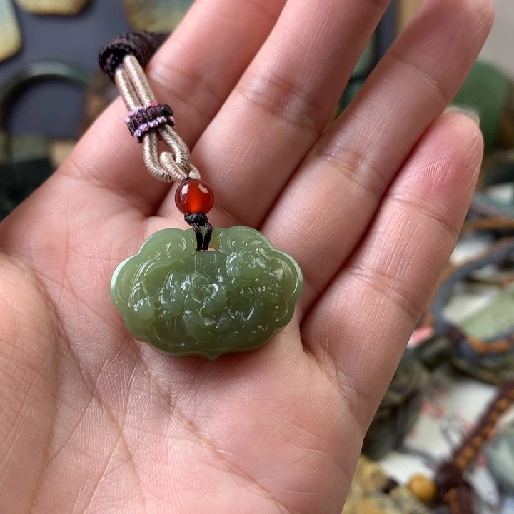 透闪石质玉未镶嵌挂件