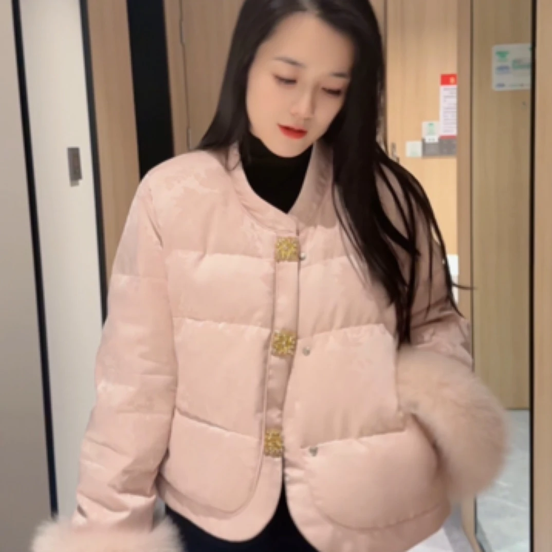 (刘敏服装)658款国风款刺绣羽绒服狐狸毛袖口