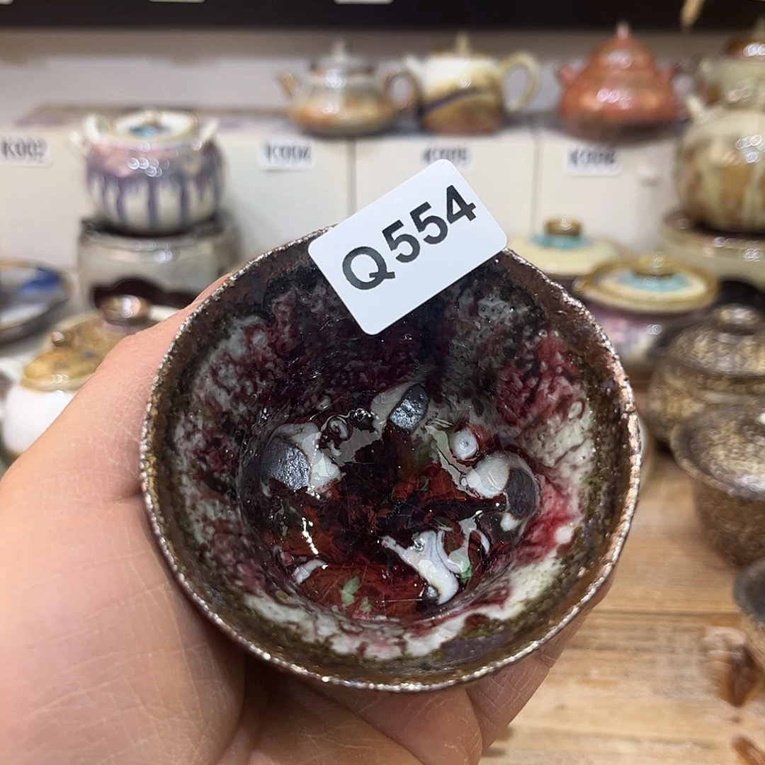 白泥茶杯陶瓷碗里