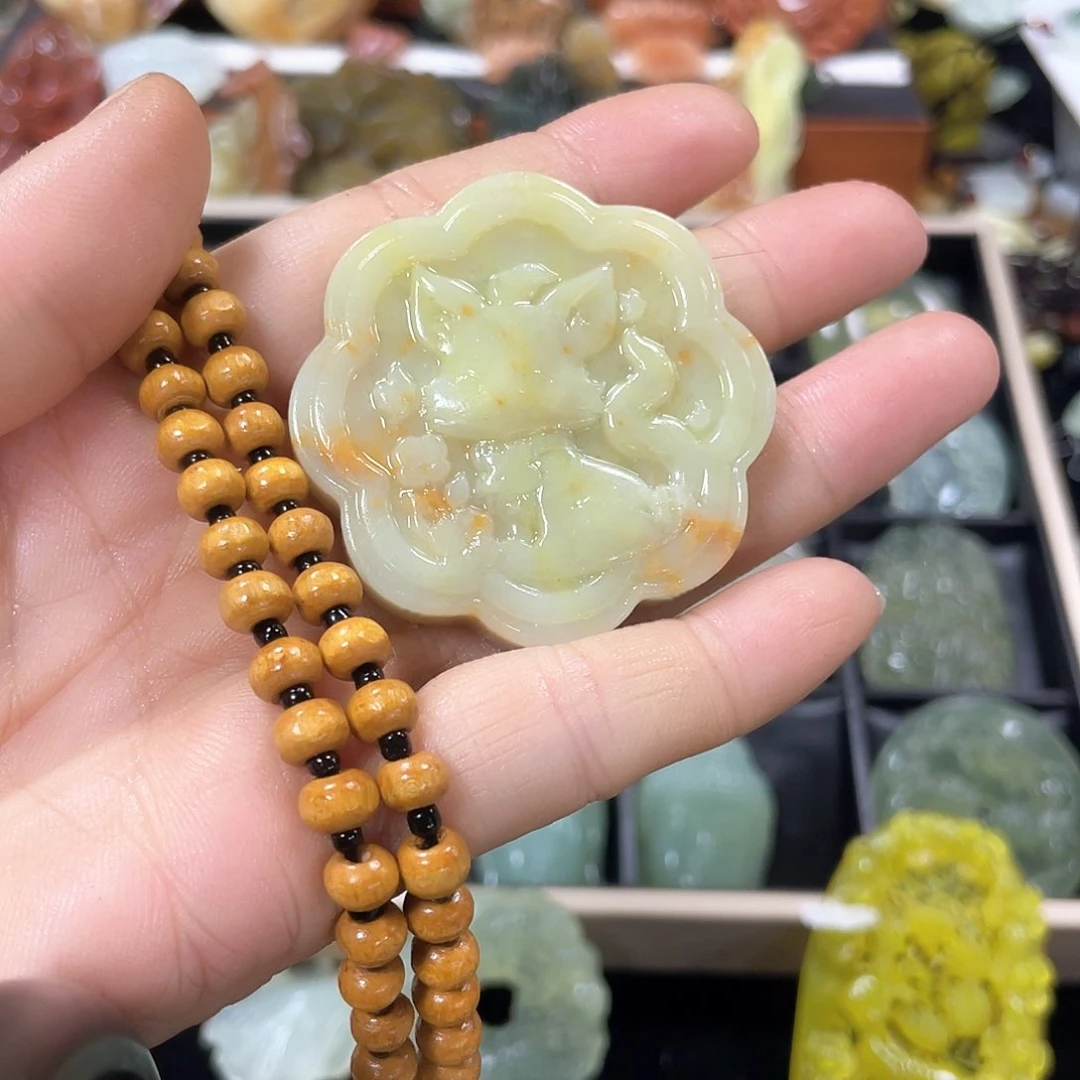 蛇纹石玉颈饰未镶嵌