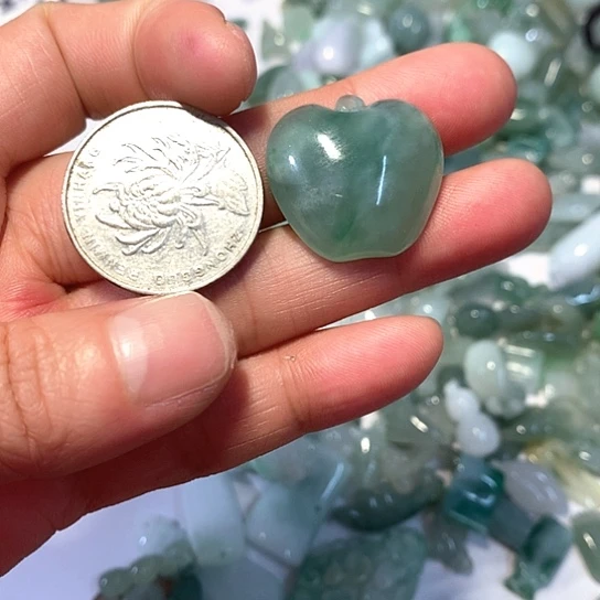 翡翠未镶嵌颈饰苹果