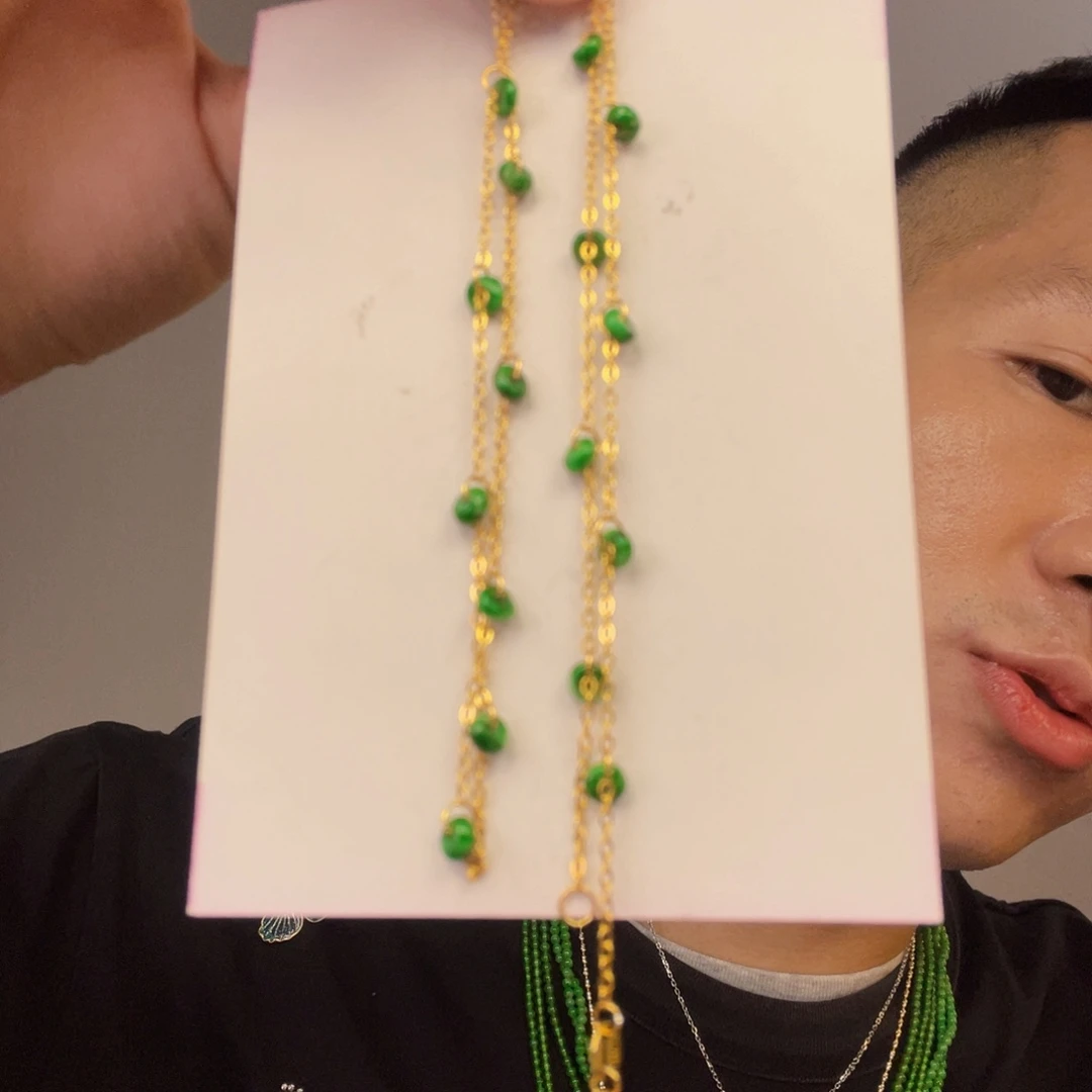 翡翠未镶嵌颈饰一件