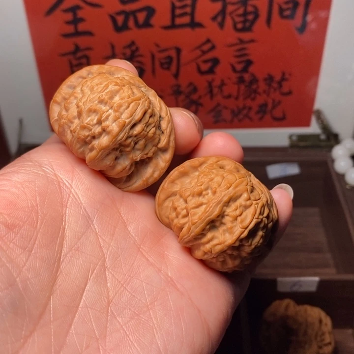 文玩核桃吊坠白狮子