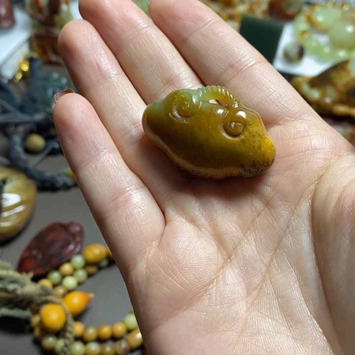 石***亓未镶嵌岫岩河磨玉（透闪石质玉）珠宝奇石