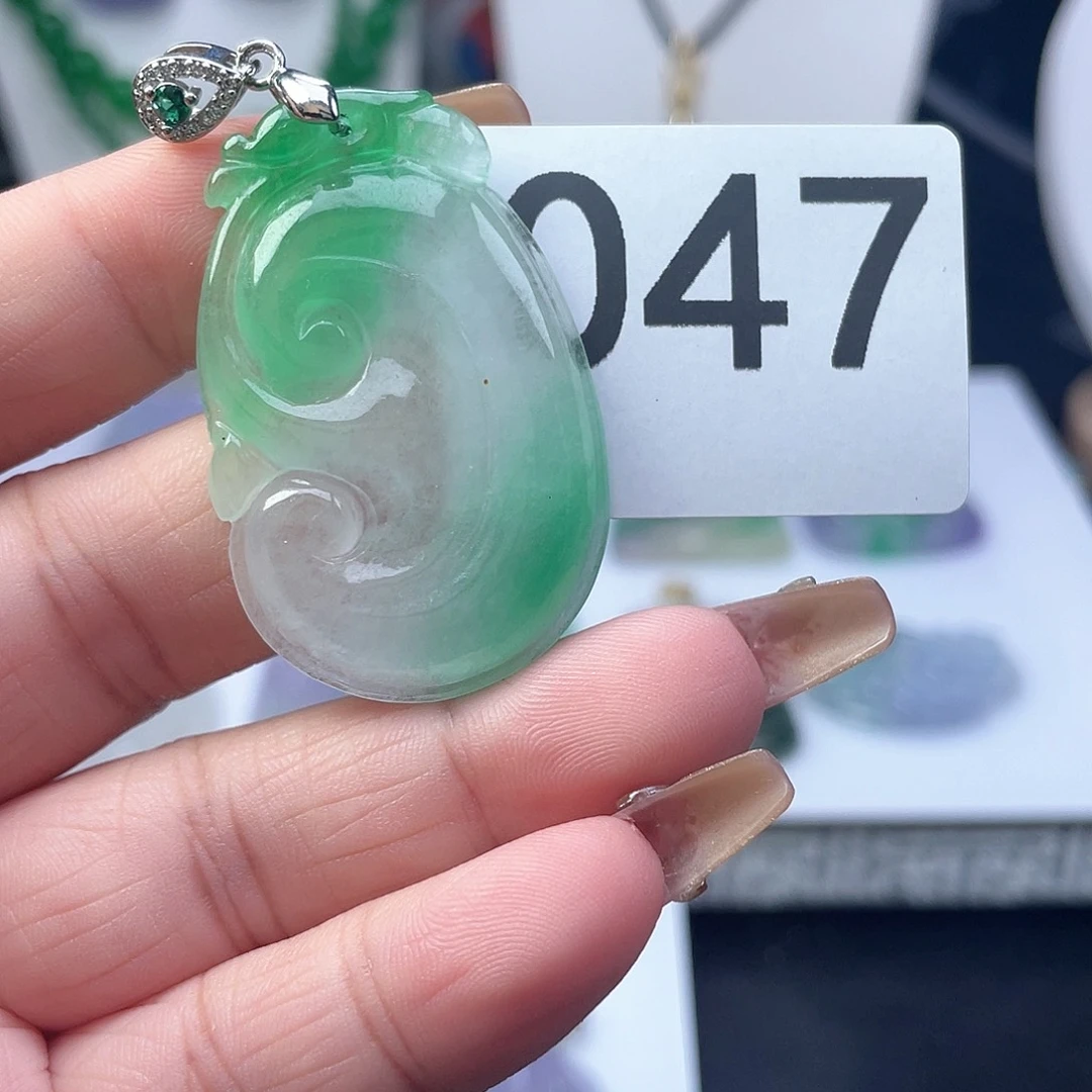 翡翠吊坠(赠链)未镶嵌