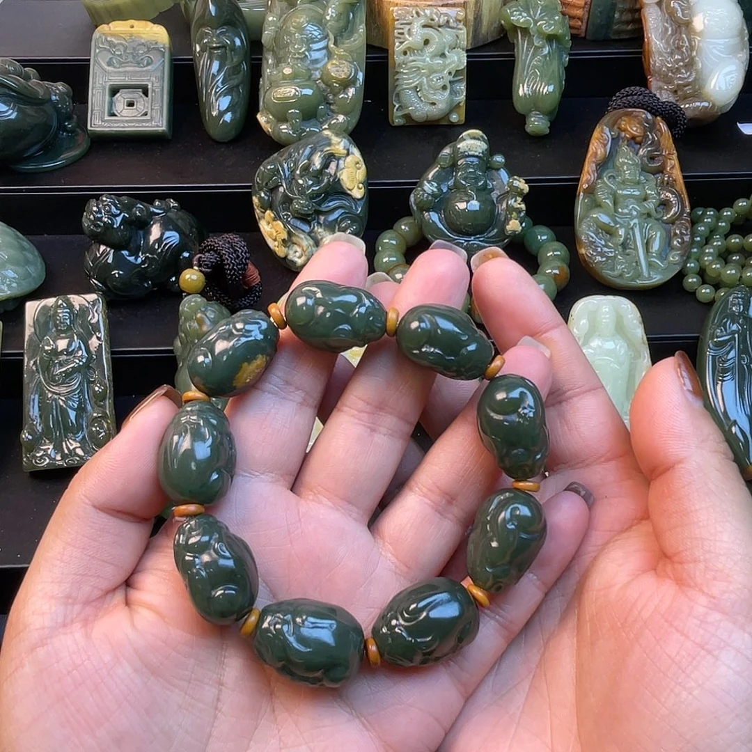 锦***鲤透闪石质玉未镶嵌挂件