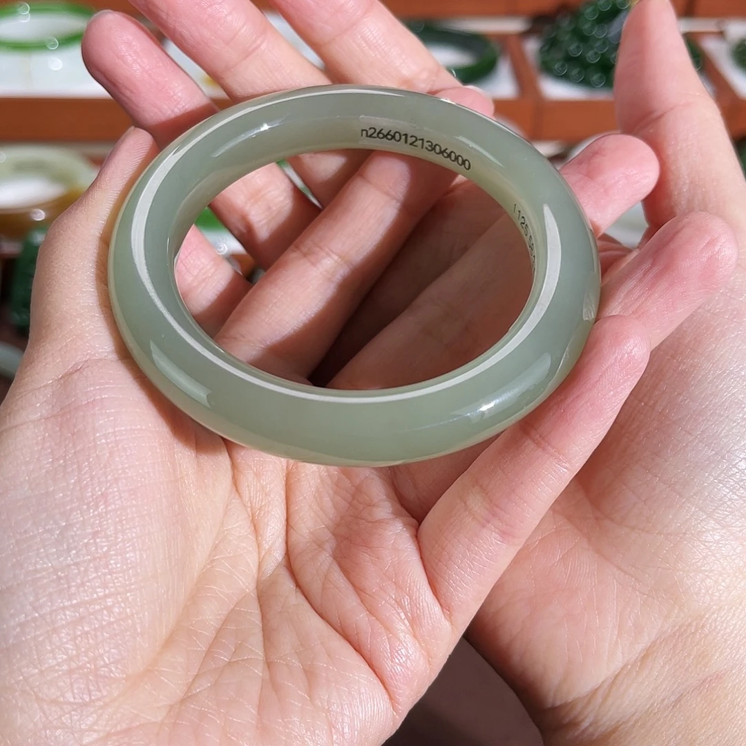 E***5和田玉未镶嵌手镯