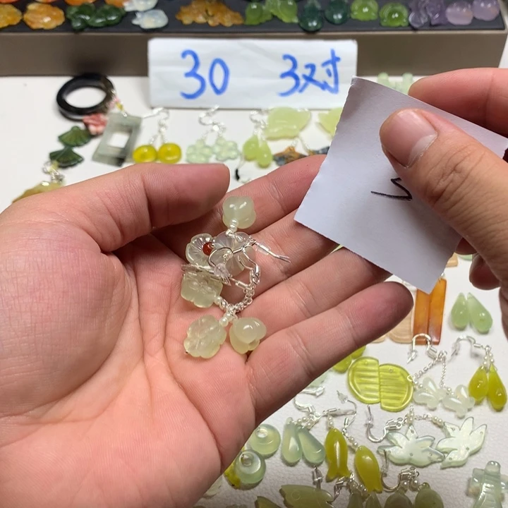 绵***羊蛇纹石玉未镶嵌耳钉