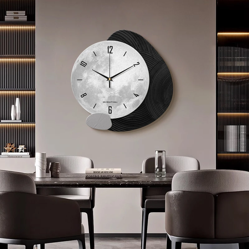 2025新款挂钟客厅现代轻奢创意时钟壁挂大气餐厅免打孔静音表挂墙