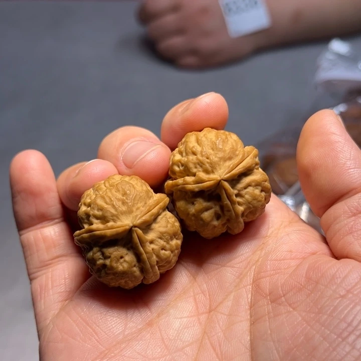 文玩核桃把件三棱8338