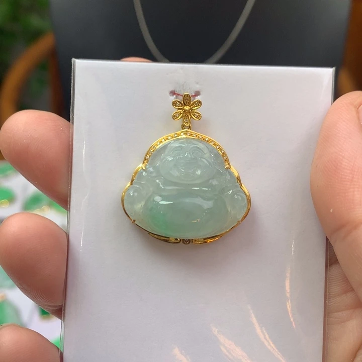 翡翠颈饰18K金镶嵌小**m翡翠吊坠