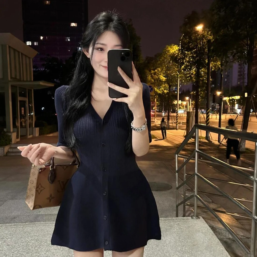 法式欲风气质V领冰丝针织衫女2025夏季修身显瘦花苞下摆短裙ins