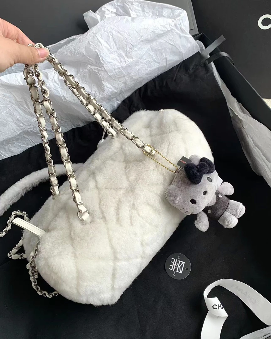 95新 Chanel/香奈儿 23C毛昵白色保龄球包 24cm 芯片款 13992832