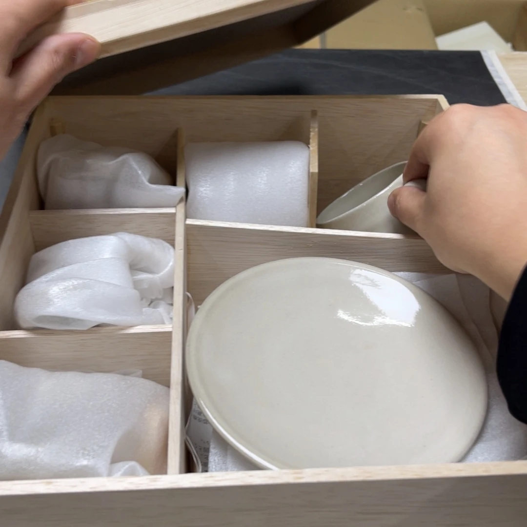 瓷片吉*K密密麻麻地排列着一个大