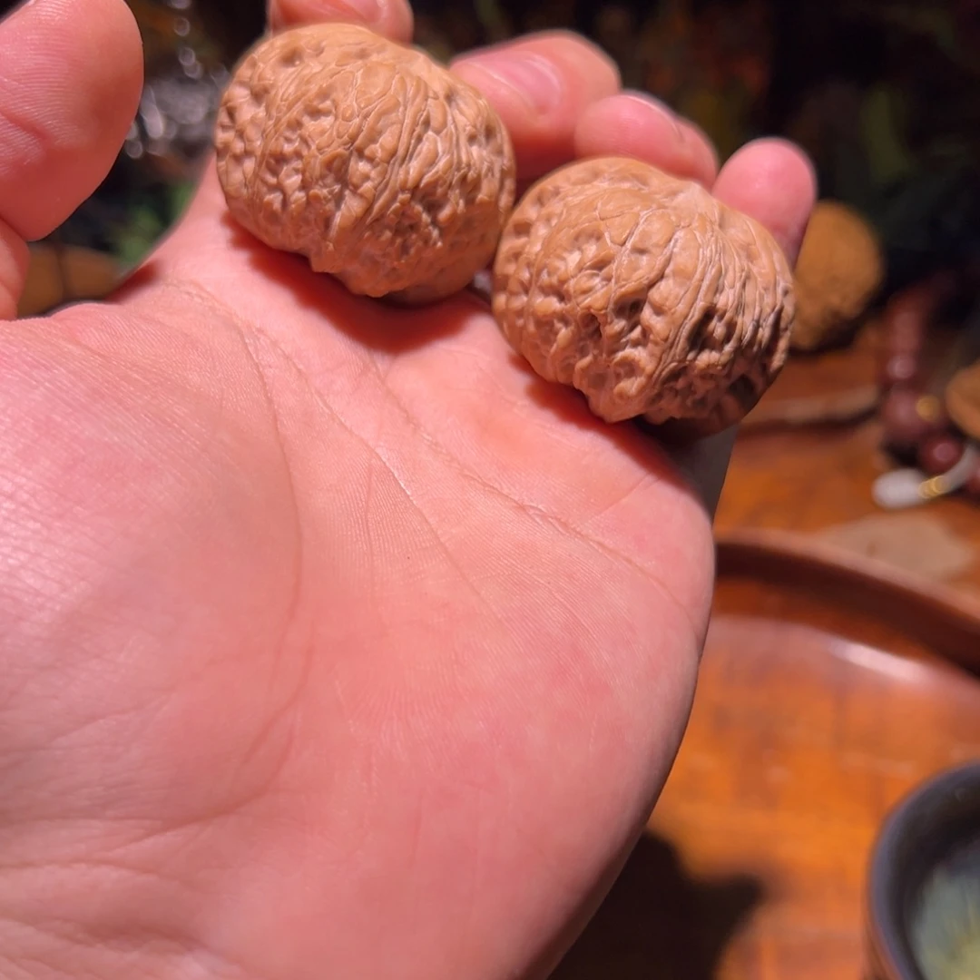 文玩核桃吊坠40战鼓一对，轻微小瑕，没修