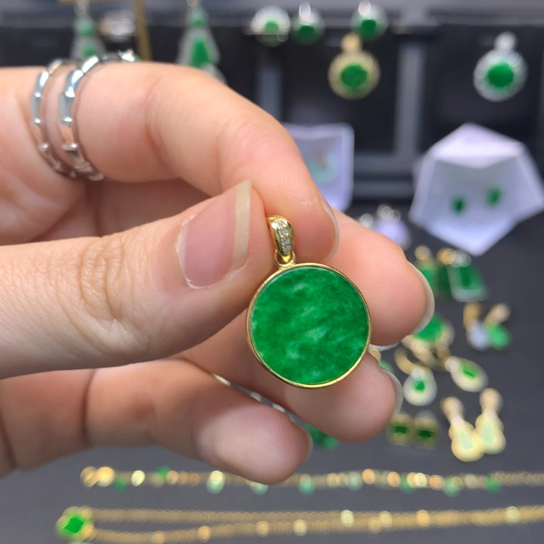 翡翠未镶嵌颈饰有纹裂