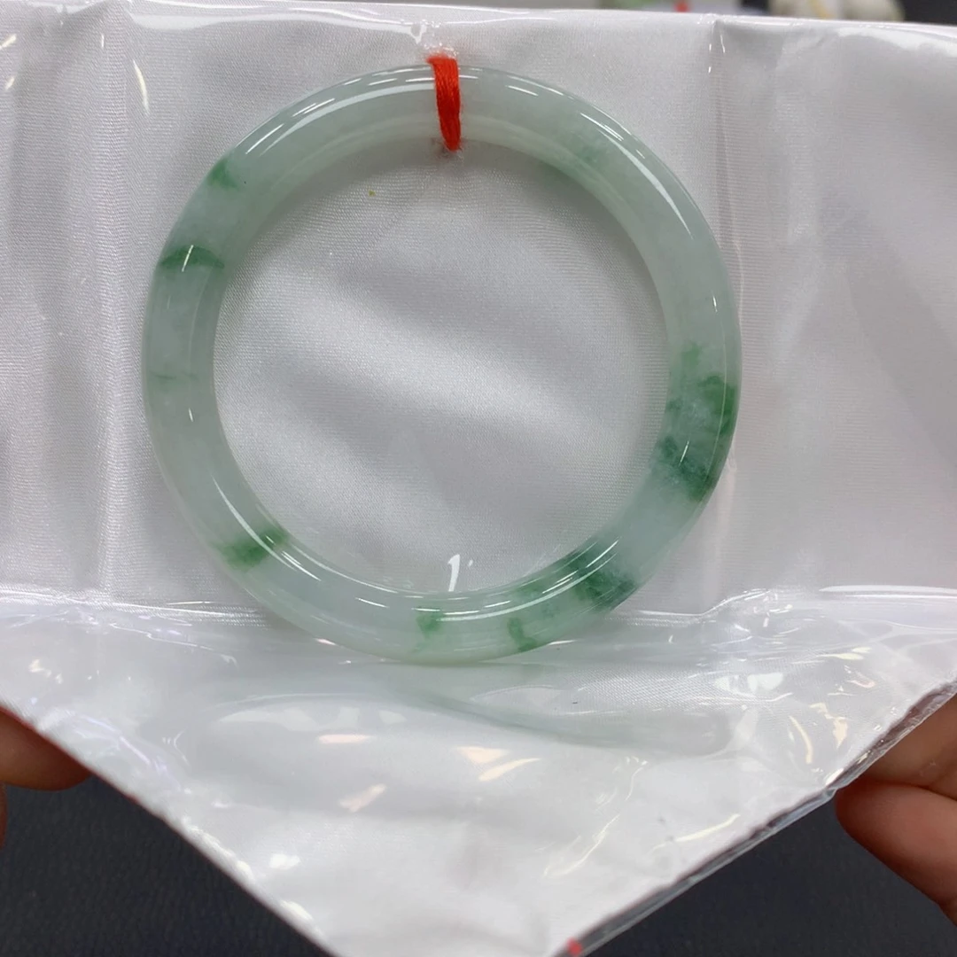 翡翠手镯未镶嵌翡翠