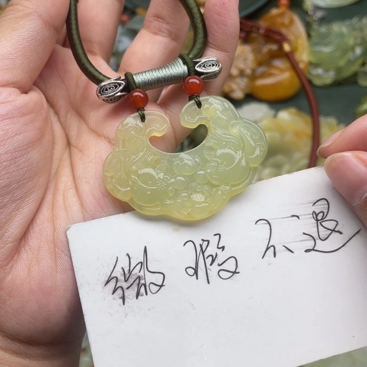 蛇纹石玉吊坠合金