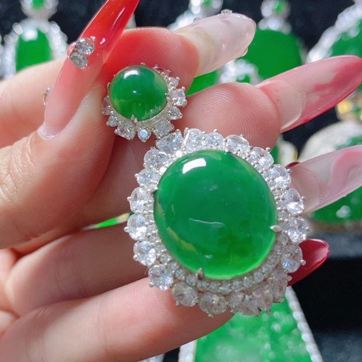 翡翠颈饰银S925镶嵌18。