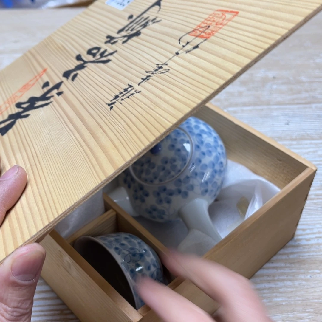 瓷片旧*堂密密麻麻地排列着一个