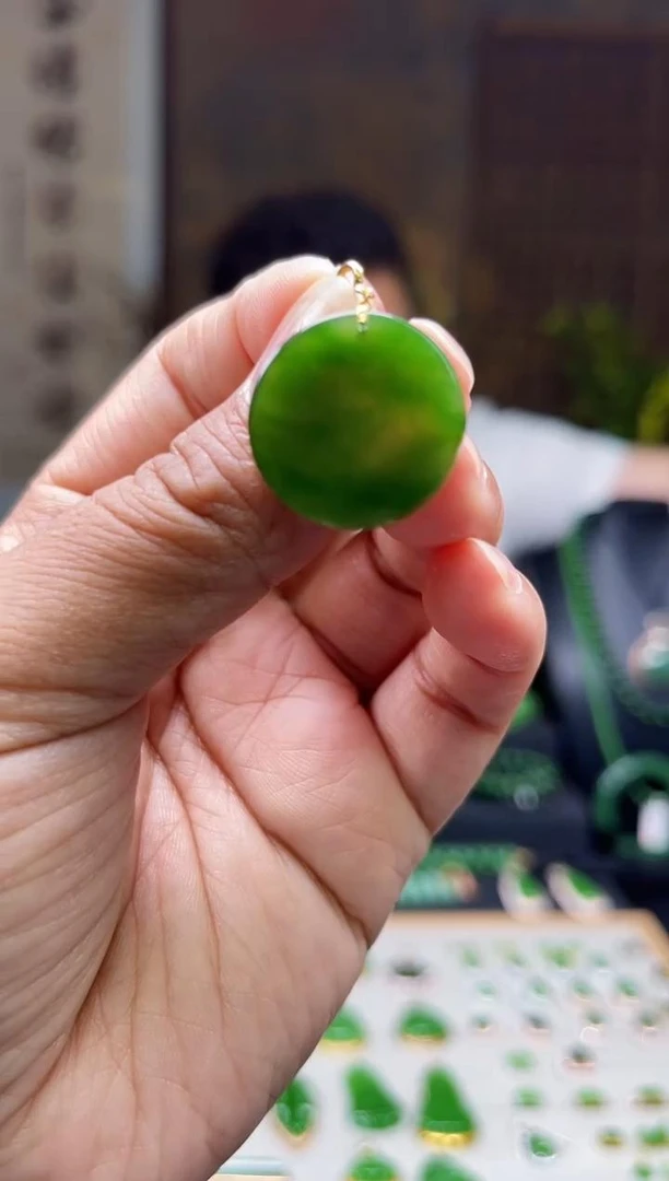 [龙哥甄选]和田碧玉圆牌小无事牌吊坠18k金镶嵌多样性发一