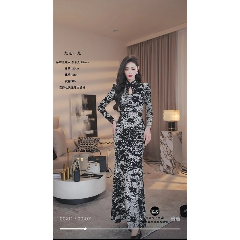 尤克菲儿原创设计轻奢高定绣片后工艺植绒裙修身优雅水滴领连衣裙