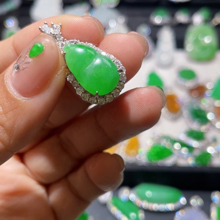 焱***姐翡翠银S925镶嵌颈饰