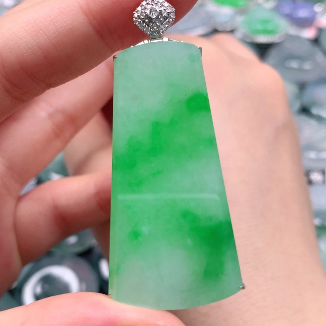 颈饰18K金镶嵌翡翠天然翡翠