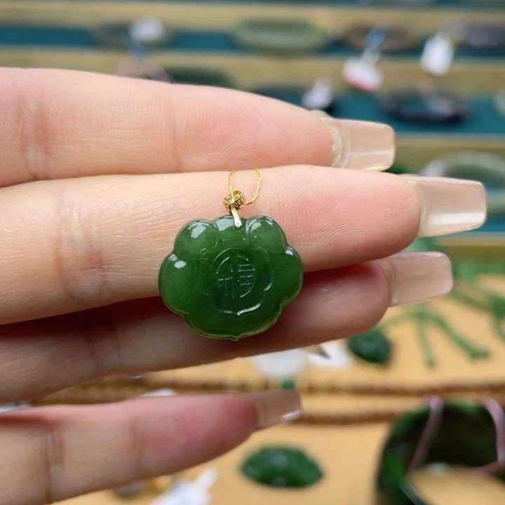 和田玉吊坠18K金镶嵌