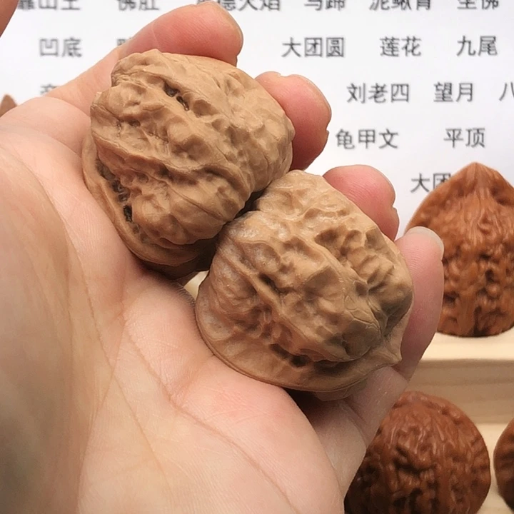 把件文玩核桃蛤蟆头手捻，边35，有点小虚尖