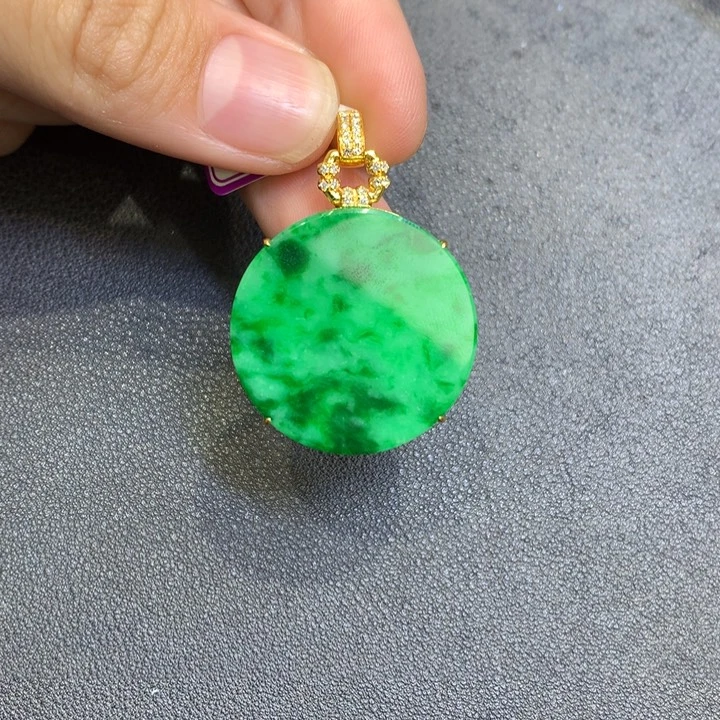 翡翠18K金镶嵌颈饰翡翠