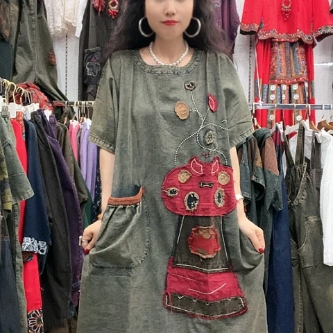 刺绣招财猫牛仔连衣裙