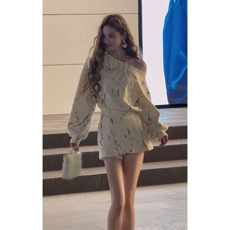 2025早秋新款韩系穿搭宽松露肩印花长袖上衣设计感高腰A字半身裙