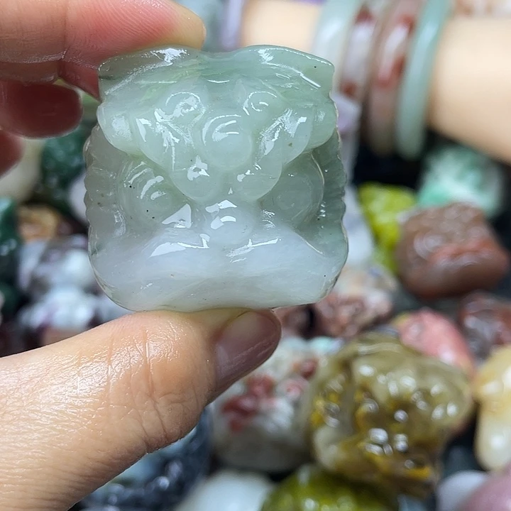 石英岩玉未镶嵌醒狮天山翠醒狮
