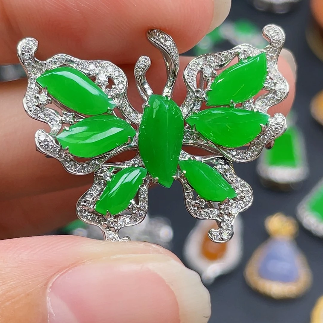 翡翠足金镶嵌颈饰绿蛋面