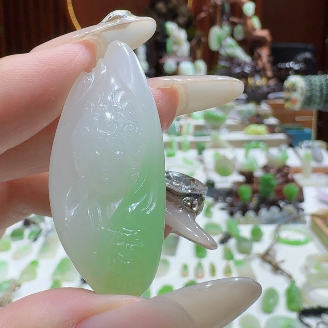 和田玉（翠青玉）未镶嵌挂件白底翠扎基拉姆