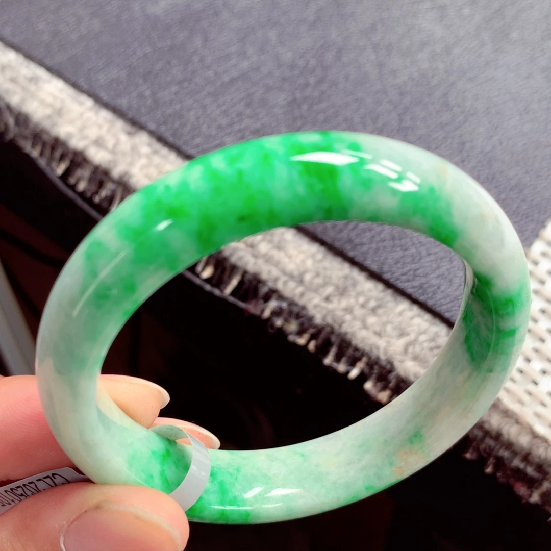 翡翠手镯未镶嵌缅甸