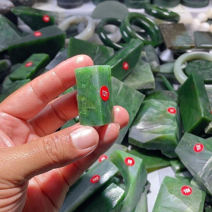 和田玉（碧玉）未镶嵌珠宝奇石