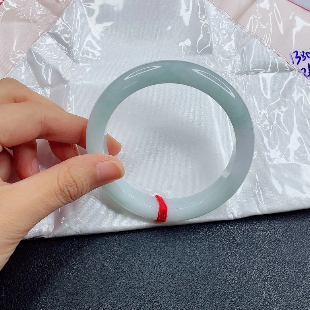 翡翠手镯未镶嵌小*鹿